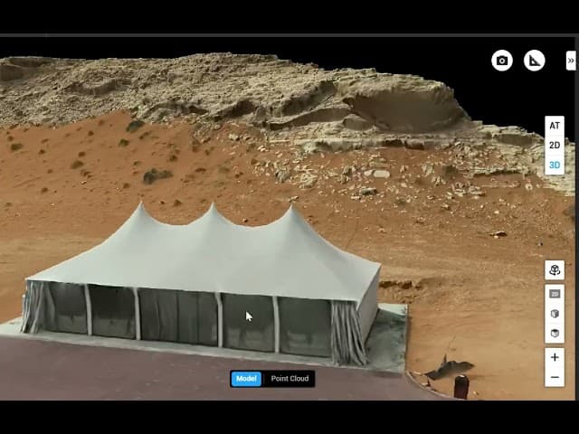 نموذج سحابة نقطية ثلاثية الأبعاد لموقع بناء من منظور علوي مع مربع إحاطة أبيض وشبكة.