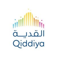 شعار القدية يضم خطوطاً عمودية ملونة تشكل جبلاً مع اسم المشروع بالعربية والإنجليزية.