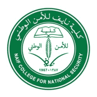 شعار دائري باللونين الأخضر والأبيض لكلية نايف للأمن الوطني يضم كتاباً مفتوحاً وسنبلة وتواريخ التأسيس.