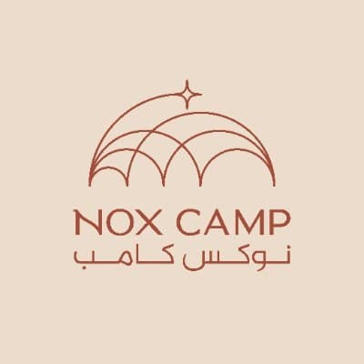 أقواس متداخلة ونجمة تعلو اسم نوكس كامب باللغتين العربية والإنجليزية على خلفية بيج فاتحة.