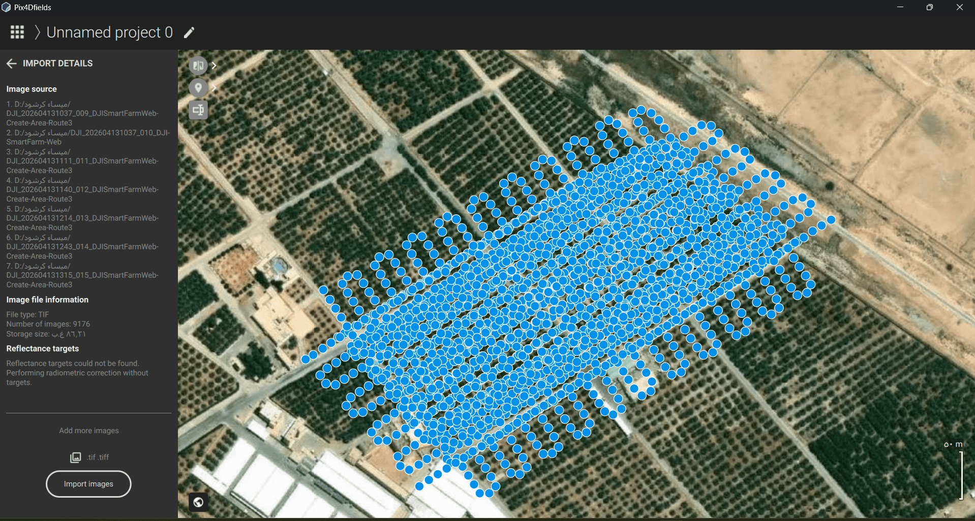 واجهة برنامج Pix4Dfields تعرض خريطة جوية لمزرعة مغطاة بنقاط زرقاء تمثل مواقع التصوير الجوي.